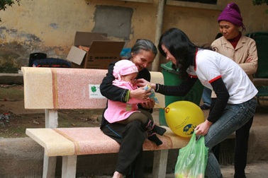 Nữ sinh báo chí thân thiện tại Bệnh viện K 