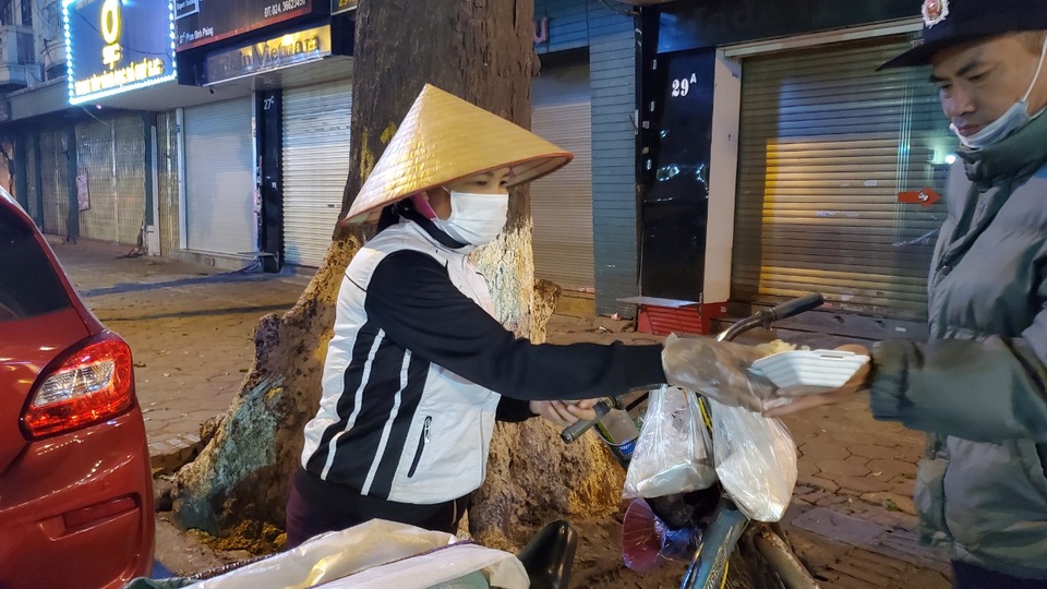 Tăng ca khi Covid-19 tạm lắng, lao động tự do mong có thêm thu nhập - 1 Tăng ca khi Covid-19 tạm lắng, lao động tự do mong có thêm thu nhập - 1