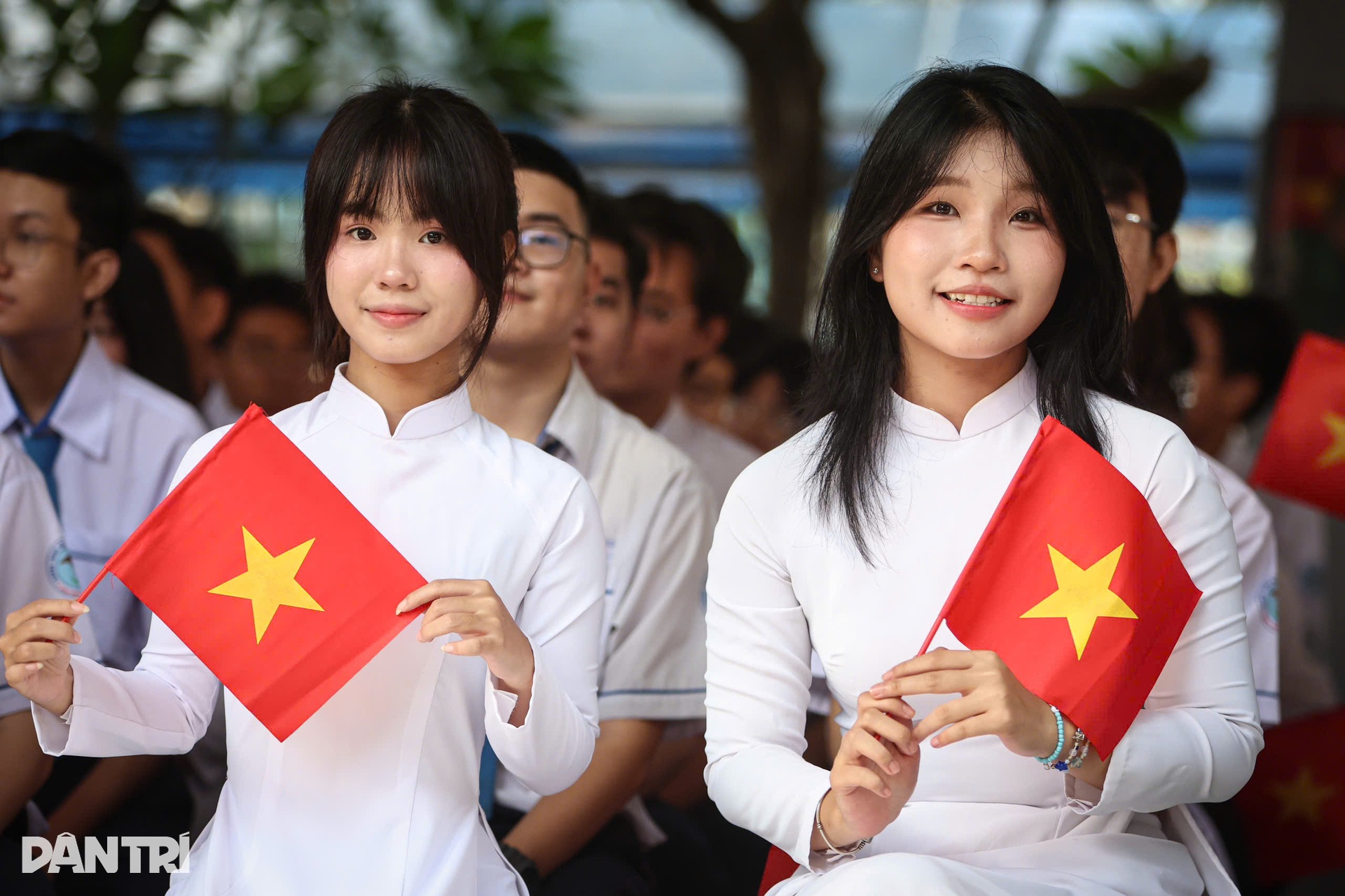 Nữ sinh Sài Thành thướt tha áo dài trắng trong ngày khai giảng - 16