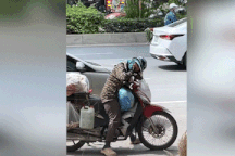 Xót xa cảnh người phụ nữ chở hàng ngủ gục trên xe máy