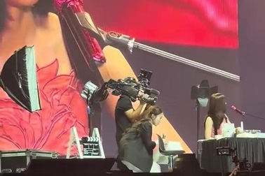 Jisoo tự tay viết "Yêu Việt Nam" lên hộp quà