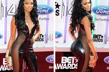 Người đẹp gây sốc với trang phục trong suốt không "nội y"