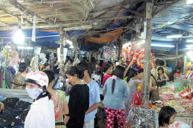 Chen chân đi chợ Tết ngoại thành