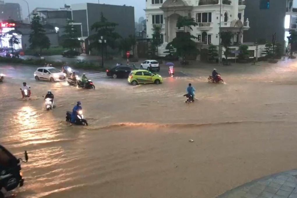 Lạng Sơn mưa lớn, nhiều tuyến đường phố chìm trong biển nước - 2 Lạng Sơn mưa lớn, nhiều tuyến đường phố chìm trong biển nước - 2
