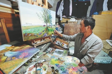 Người đàn ông sáng làm nghề nhặt rác, tối sáng tác tranh bán