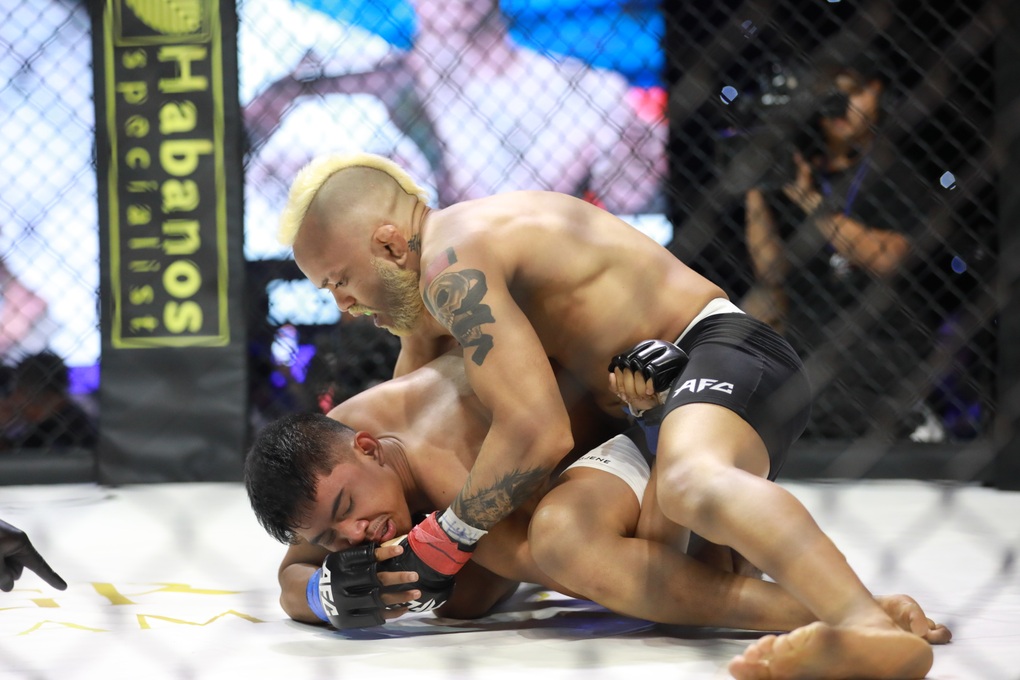 Trở lại sàn MMA, võ sĩ Robson Oliveira hạ gục chóng vánh đối thủ - 1 Trở lại sàn MMA, võ sĩ Robson Oliveira hạ gục chóng vánh đối thủ - 1