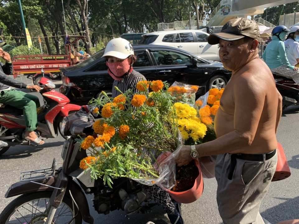 Thương lái mệt mỏi xả hàng, giá hoa tết nhiều nơi giảm 50-70% - 23 Thương lái mệt mỏi xả hàng, giá hoa tết nhiều nơi giảm 50-70% - 23