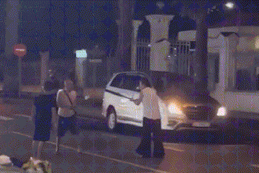 Người đàn ông và phụ nữ cầm gậy đánh nhau giữa trung tâm TPHCM