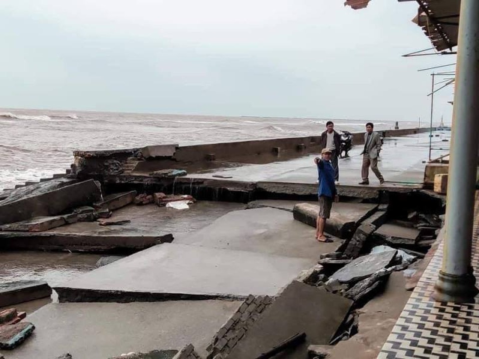 Triều cường kết hợp sóng lớn làm sạt lở bờ kè biển Thịnh Long - 1 Triều cường kết hợp sóng lớn làm sạt lở bờ kè biển Thịnh Long - 1
