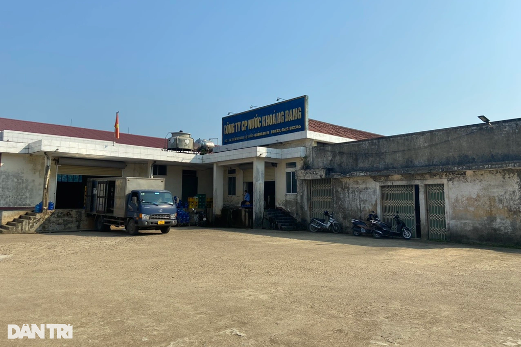 Vụ đỉa ngoe nguẩy trong bình nước còn nguyên tem: Mẫu nước có đỉa không còn - 2 Vụ đỉa ngoe nguẩy trong bình nước còn nguyên tem: Mẫu nước có đỉa không còn - 2