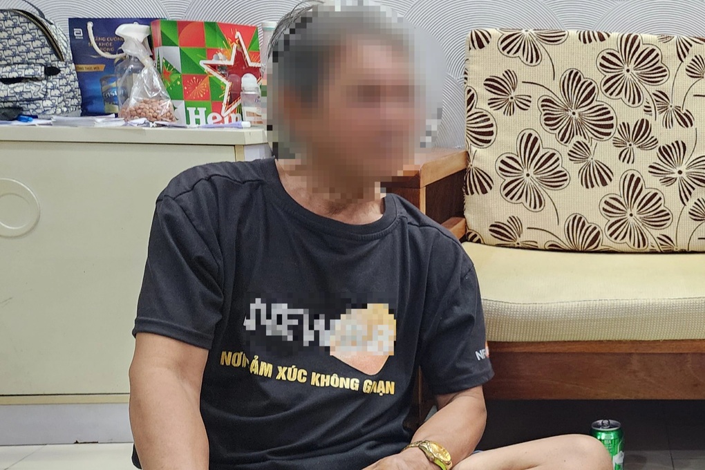 Quảng cáo trái phép qua hình thức tặng áo in logo trang mạng cờ bạc - 1 Quảng cáo trái phép qua hình thức tặng áo in logo trang mạng cờ bạc - 1