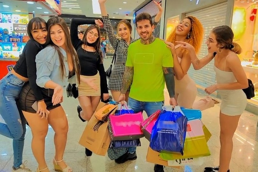 Người đàn ông 8 vợ chi gần 300 triệu đồng mua quà để giữ hòa khí gia đình - 1 Người đàn ông 8 vợ chi gần 300 triệu đồng mua quà để giữ hòa khí gia đình - 1