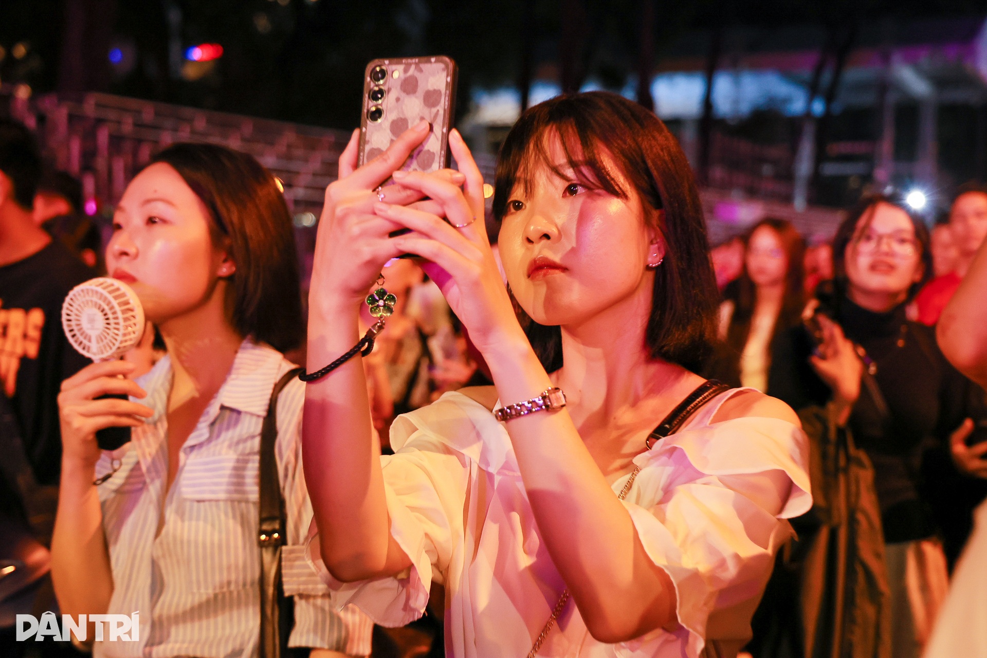 Hàng nghìn người dân TPHCM đến Dinh Độc Lập xem Bản trường ca hòa bình - 8 Hàng nghìn người dân TPHCM đến Dinh Độc Lập xem Bản trường ca hòa bình - 8