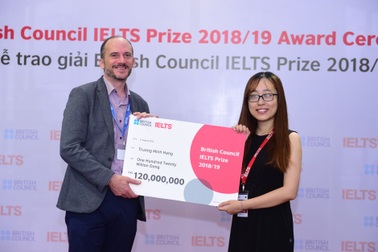 Ba thí sinh Việt Nam xuất sắc nhận Học bổng IELTS Prize