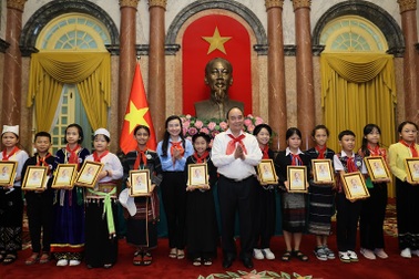 Chủ tịch nước gặp mặt thân mật thiếu nhi tiêu biểu các dân tộc
