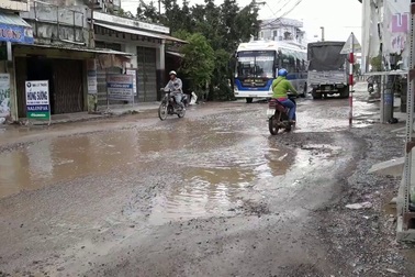 Bình Định: Sau lũ, đường lộ cả cốt thép bê tông