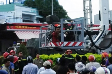 Giải cứu người đàn ông đu mình trên trụ điện cao thế gần 2 tiếng