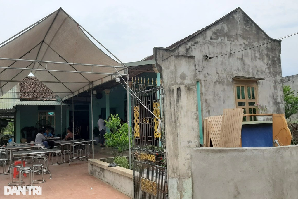 Bố bị điện giật tử vong, thương đàn con thơ ôm mẹ gào khóc thảm thiết - 1 Bố bị điện giật tử vong, thương đàn con thơ ôm mẹ gào khóc thảm thiết - 1