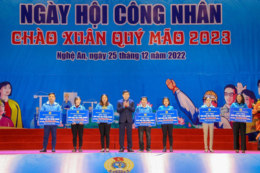 Không để nợ lương, thưởng của người lao động dịp Tết