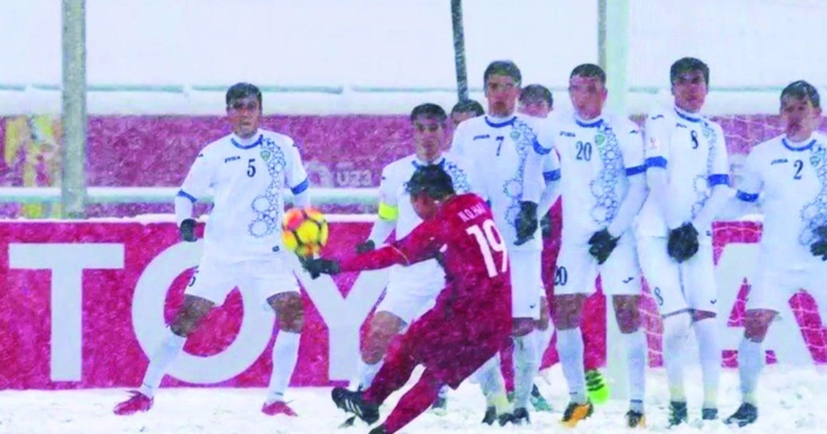 Quang Hải gây ấn tượng với siêu phẩm "cầu vồng tuyết" vào lưới U23 Uzbekistan (Ảnh: AFC).