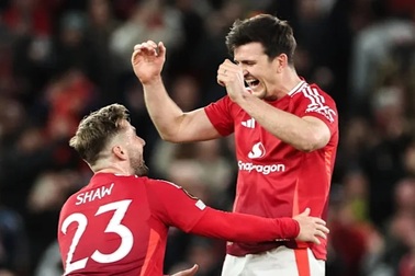 Man Utd ngược dòng không tưởng hạ Lyon: "Chất điên" ở thế đường cùng