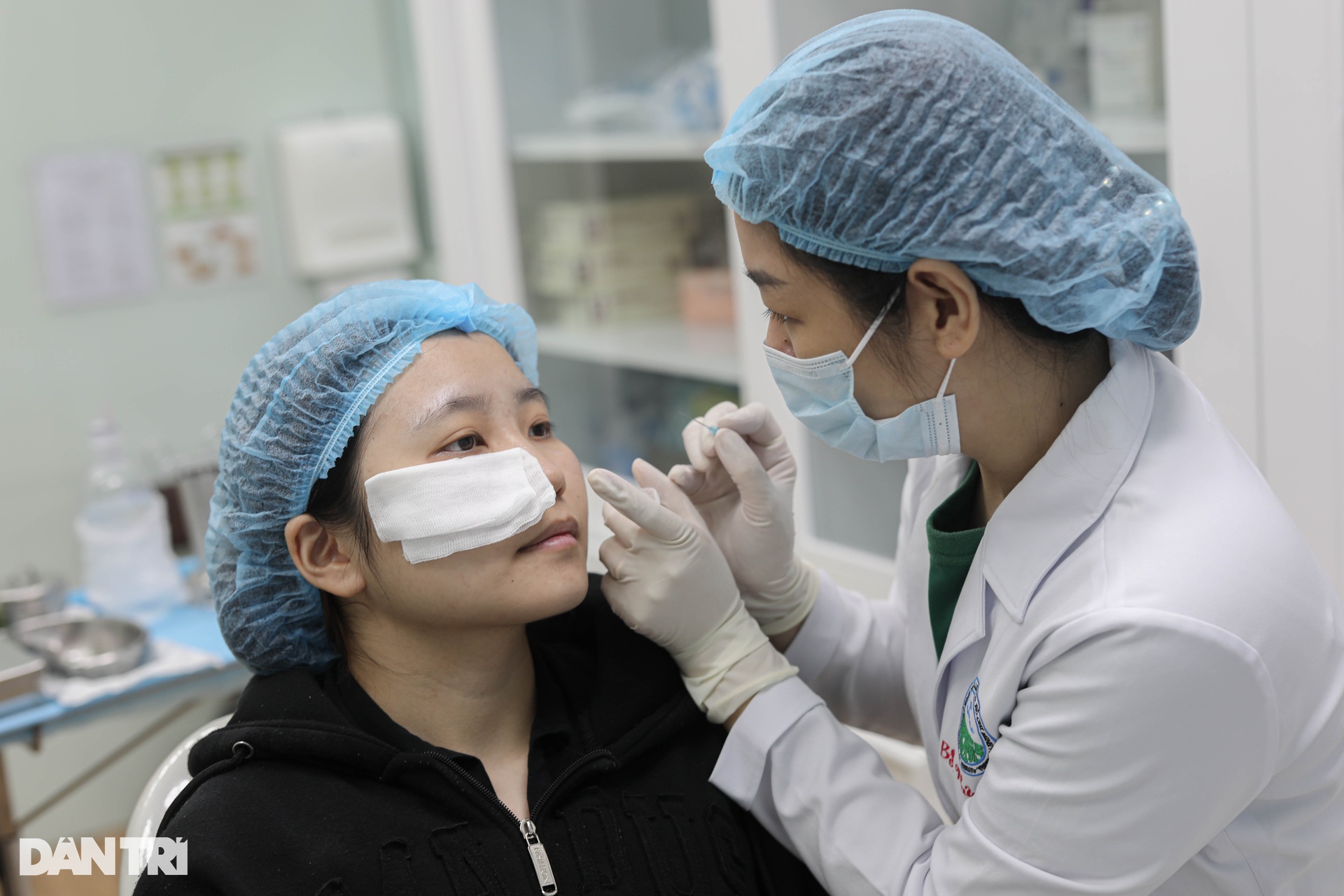 Gen Z chi gần 10 triệu để tiêm filler làm đầy hốc mắt - 7 Gen Z chi gần 10 triệu để tiêm filler làm đầy hốc mắt - 7