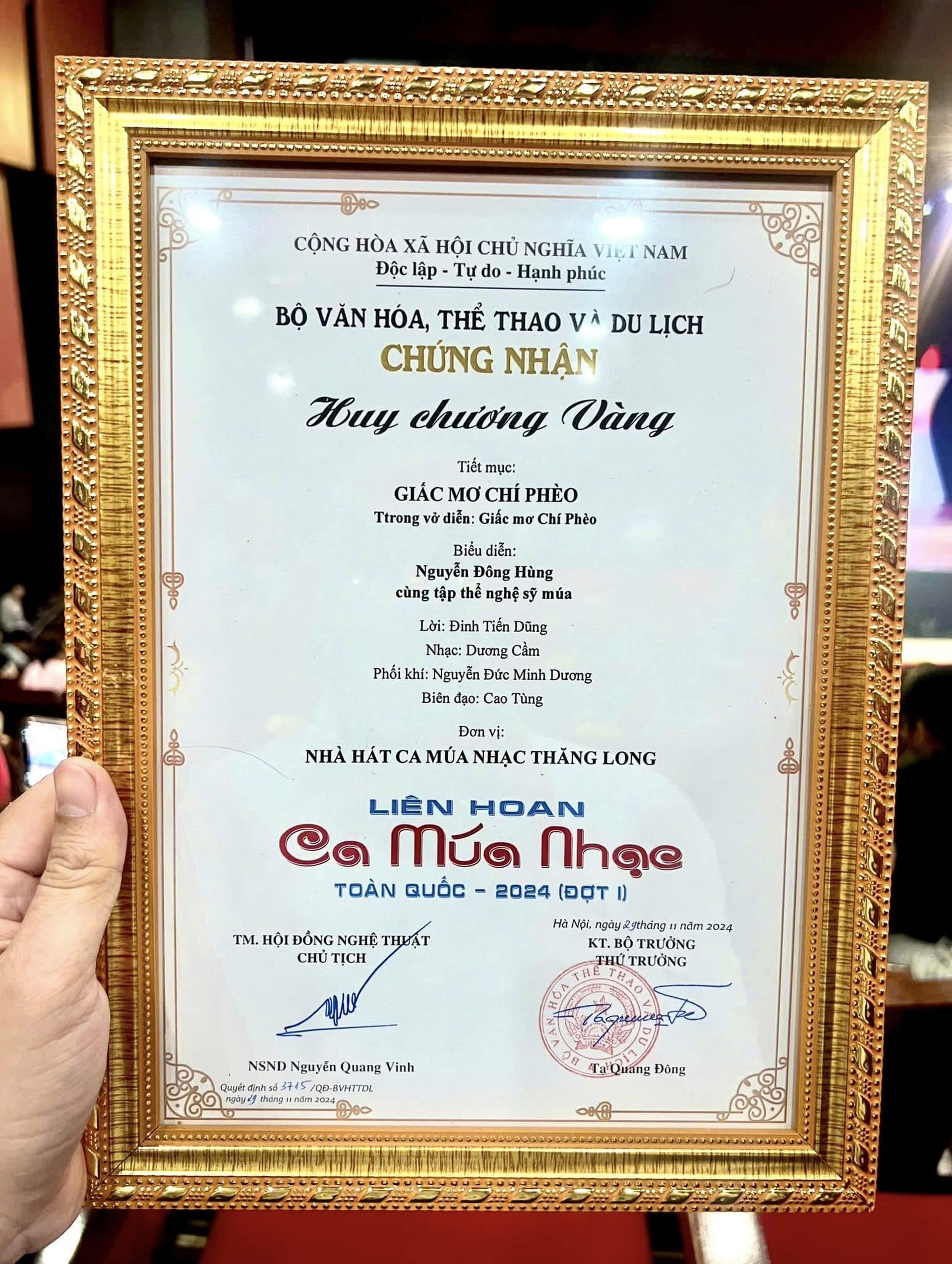 Đông Hùng: Từng gặp biến cố gia đình, hát ca khúc 4 tỷ lượt xem gây sốt - 5 Đông Hùng: Từng gặp biến cố gia đình, hát ca khúc 4 tỷ lượt xem gây sốt - 5