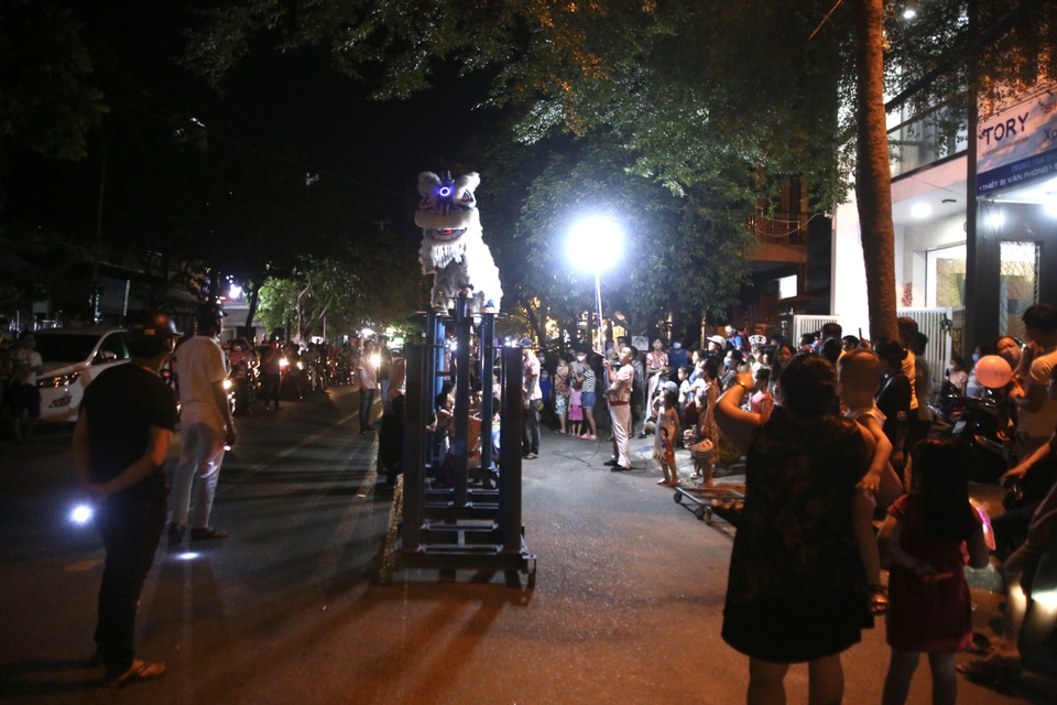 Trẻ em mang khẩu trang, theo bố mẹ ra phố vui Tết Trung thu - 2