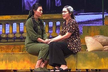 NSƯT Thu Hà “lá ngọc cành vàng” đoạt huy chương bạc với vai bà giáo