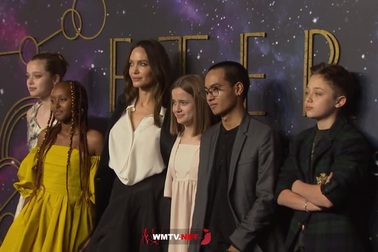 Angelina Jolie đưa các con dự công chiếu phim