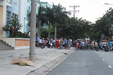 Mải đùa cùng bạn, thiếu niên ngã từ tầng 15 xuống đất