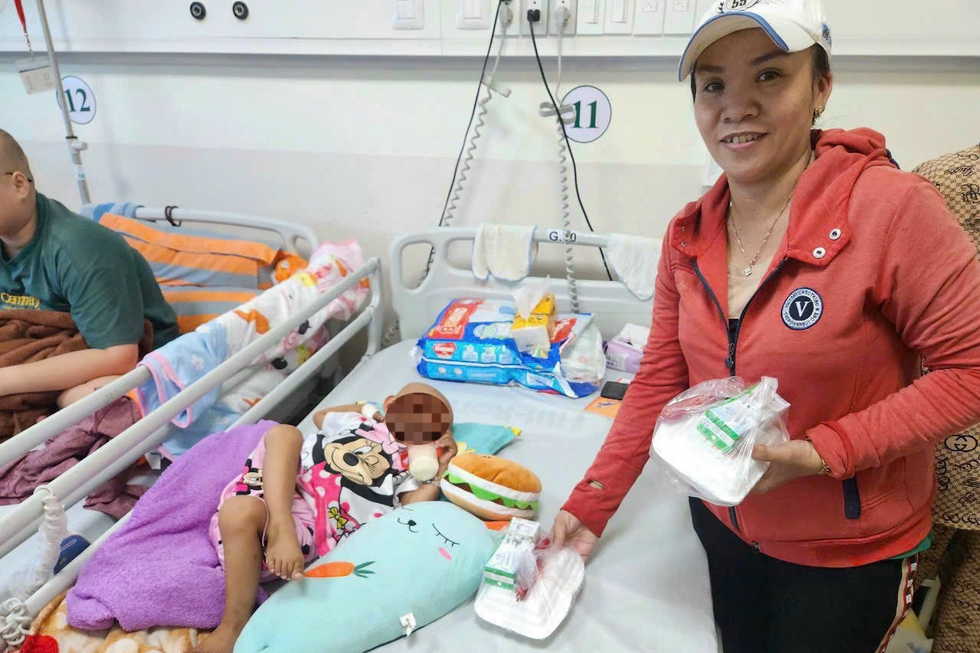 Con mất vì ung thư, mẹ trẻ lập bếp từ thiện để không khóc nữa - 10