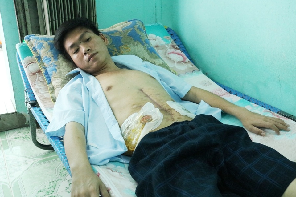 Chàng trai trẻ nghẹn ngào cầu mong nhà hảo tâm dang tay cứu giúp - 1 Chàng trai trẻ nghẹn ngào cầu mong nhà hảo tâm dang tay cứu giúp - 1