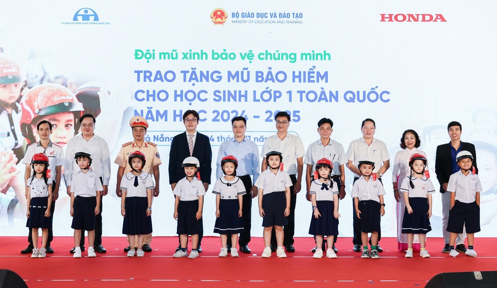 Honda trao mũ bảo hiểm cho học sinh lớp một kết hợp đào tạo an toàn giao thông - 1 Honda trao mũ bảo hiểm cho học sinh lớp một kết hợp đào tạo an toàn giao thông - 1