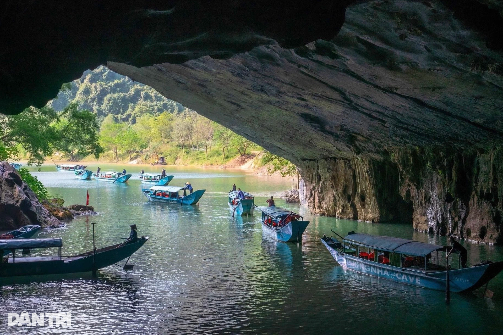 Cảnh chen chân đông nghịt tại các điểm du lịch nổi tiếng - 15