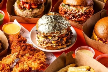 Dân Ấn Độ "cuồng" vàng đến độ bánh kẹp phủ vàng cũng thành cơn sốt