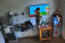 Clip em bé phản ứng thông minh khi anh trai gặp nạn "gây sốt" mạng xã hội