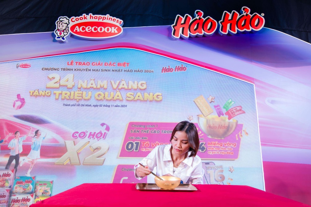 Tô vàng 24K trị giá 1,3 tỷ đồng là tâm điểm tại sự kiện của Hảo Hảo - 2 Tô vàng 24K trị giá 1,3 tỷ đồng là tâm điểm tại sự kiện của Hảo Hảo - 2
