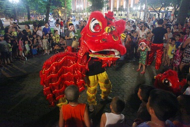 Múa lân dạo - nghề "hot" dịp Tết Trung thu