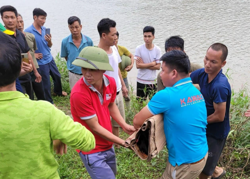 Tìm thấy thi thể nam sinh lớp 7 bị đuối nước ở sông Hồng - 2 Tìm thấy thi thể nam sinh lớp 7 bị đuối nước ở sông Hồng - 2