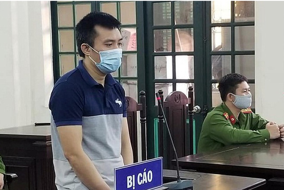 Hà Nội: Húc đầu vào mặt công an khi bị nhắc nhở phòng dịch Covid-19 - 1