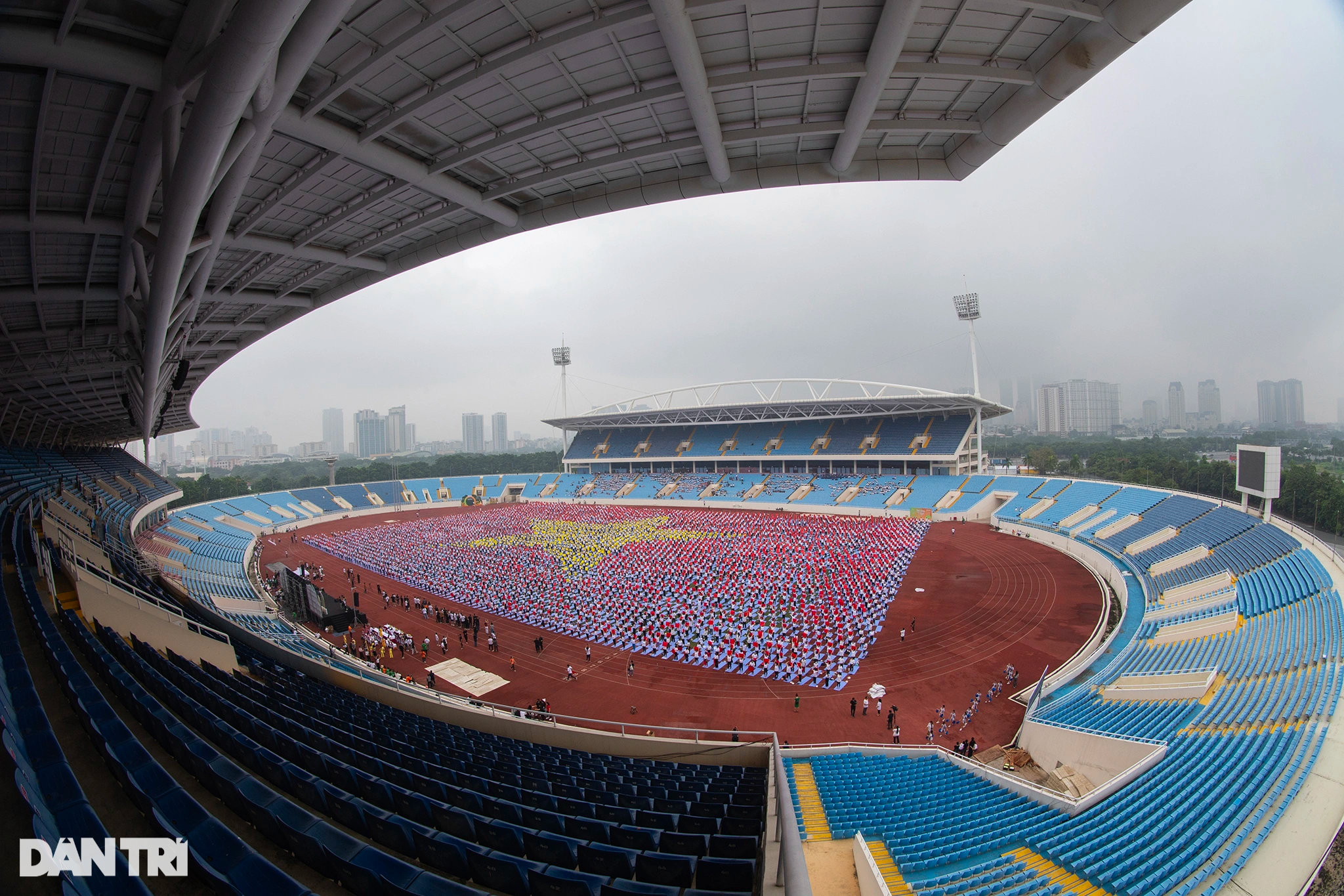 ទស្សនាការដង្ហែទង់ជាតិដ៏អស្ចារ្យបំផុតរបស់មនុស្សចំនួន 5,000 នាក់នៅកីឡដ្ឋាន My Dinh - 1 Mãn nhãn màn xếp cờ Tổ quốc lớn kỷ lục của 5.000 người trên SVĐ Mỹ Đình - 1