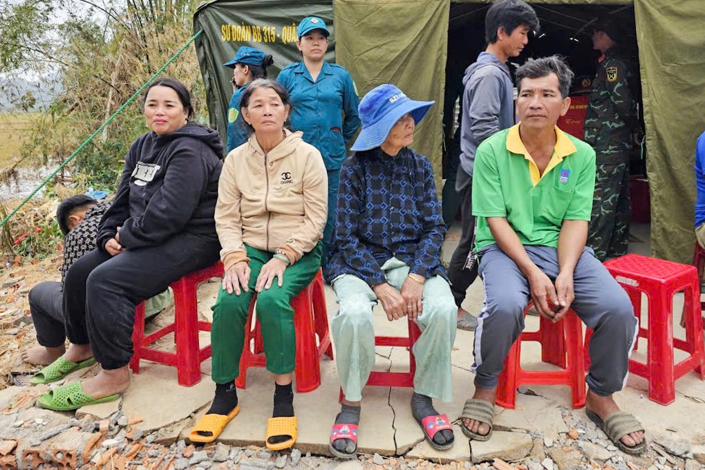 Bộ đội thực hiện “chiến dịch Quang Trung” xây lại nhà dân từ đống đổ nát - 2 Bộ đội thực hiện “chiến dịch Quang Trung” xây lại nhà dân từ đống đổ nát - 2