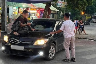Người đàn ông nhảy lên nắp capo ô tô nghi bắt ghen vợ ngoại tình