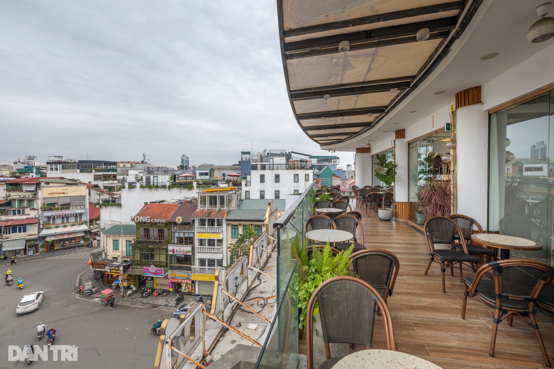Hình hài tòa nhà Hàm cá mập sát hồ Gươm sắp bị phá dỡ - 7 Hình hài tòa nhà Hàm cá mập sát hồ Gươm sắp bị phá dỡ - 7