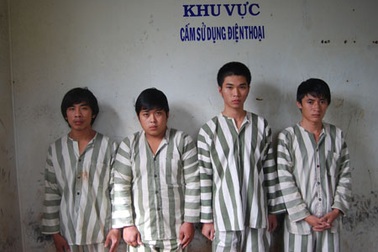 Mâu thuẫn bắt khách, nhóm côn đồ chém thai phụ