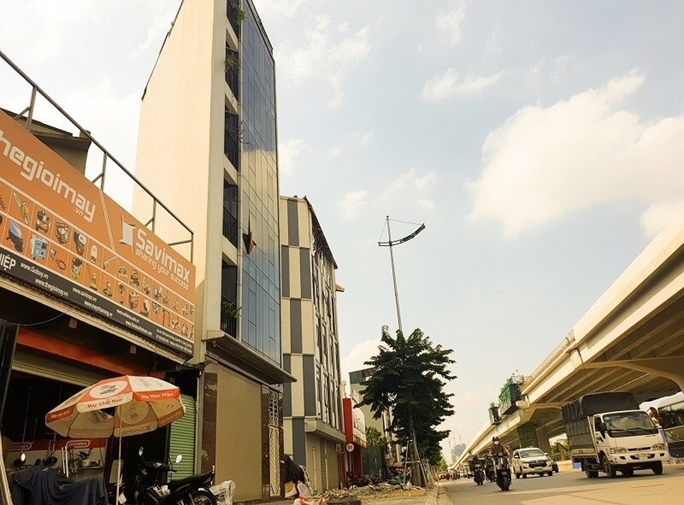 Nhà “siêu mỏng, siêu méo” đua nhau mọc trên đường đang mở rộng ở Thủ đô - 9 Nhà “siêu mỏng, siêu méo” đua nhau mọc trên đường đang mở rộng ở Thủ đô - 9