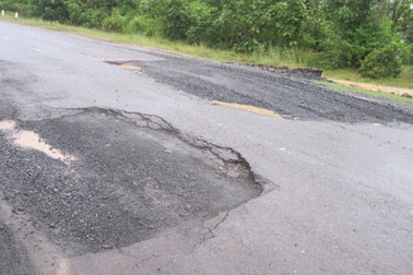 Mải tránh “ổ voi”, ô tô tông xe máy