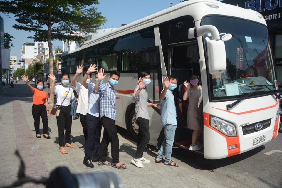 Đoàn y, bác sĩ Bình Định và Thừa Thiên-Huế chia tay Đà Nẵng - 4 Đoàn y, bác sĩ Bình Định và Thừa Thiên-Huế chia tay Đà Nẵng - 4