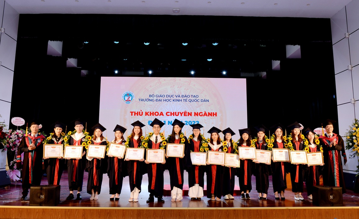 ĐH Kinh tế quốc dân có 46 thủ khoa tốt nghiệp với điểm tổng kết từ 3.5/4.0 - 1 ĐH Kinh tế quốc dân có 46 thủ khoa tốt nghiệp với điểm tổng kết từ 3.5/4.0 - 1